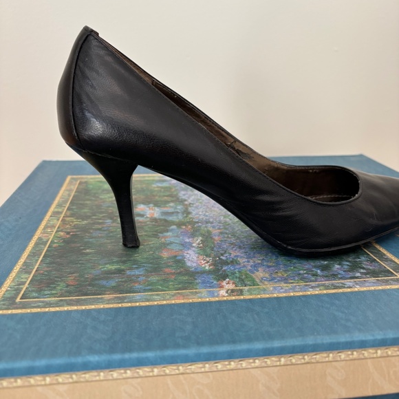 Calvin Klein shoes (black heels) size W 8 1/2 - Picture 2 of 3
